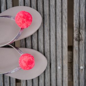 Pom Pom Shoe Clip large pink speck